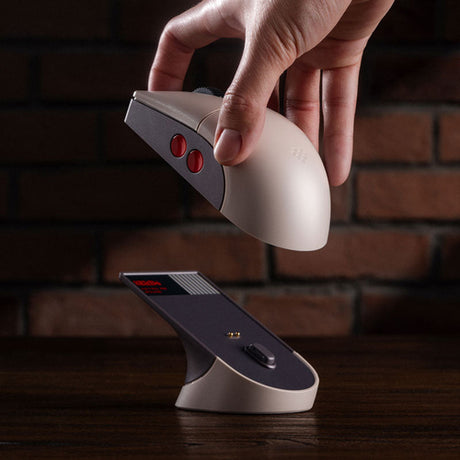 8BitDo Retro R8 N Edition – gamingmus med ladestation – Mus løftes fra ladestation