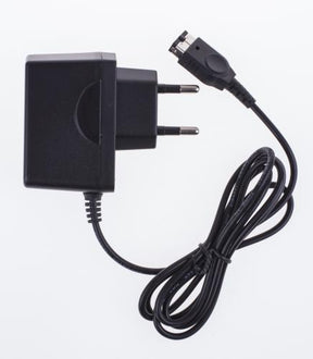 Freaks And Geeks - DS fat/GBA SP AC adapter (in F&G bag + label) – produktet set skråt forfra