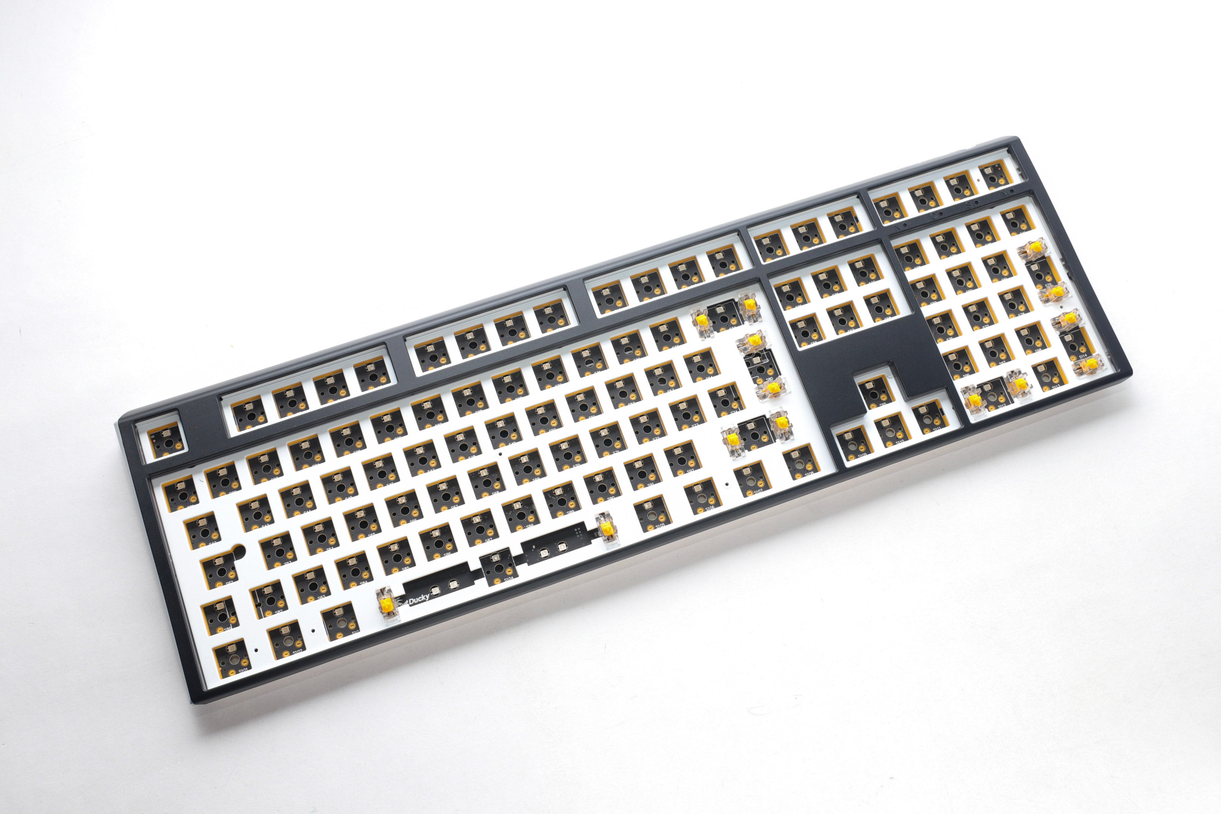 Ducky One 3 - Hot Swap ISO Barebone Schwarz - Volle Größe - RGB - Ohne Schalter/Tastenkappen