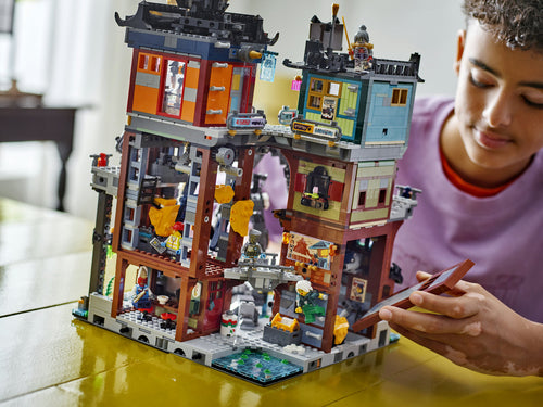 LEGO NINJAGO 71837 – NINJAGO Citys værksteder – bymodellens bagside med åbne rum