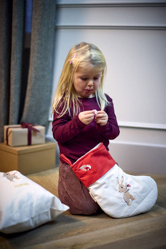 Filibabba Wonderful Winter julestrømpe – Broderede vintermotiver – strømpen vist i brug; øvrige rekvisitter medfølger ikke