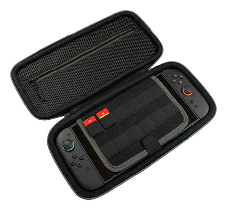 Turtle Beach PlayTrek – Switch 2-taske, Charcoal Black – Åben taske med konsol og spil som brugseksempel