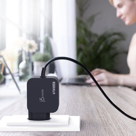 j5create 67 W GaN USB-C-oplader – 3 DC-adapterstik – EU – Oplader i stikkontakt som eksempel