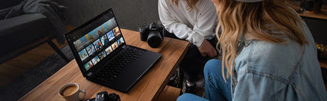 ASUS ProArt GoPro Edition PX13 HN7306EA-LX036W – illustreret i brug (vinkel 4); tastaturlayout illustrativt
