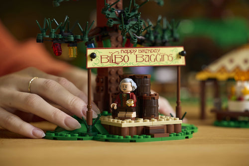 LEGO Icons 10354 – Ringenes Herre: Herredet – Bilbo på festpavillonen før forsvindingsfunktionen