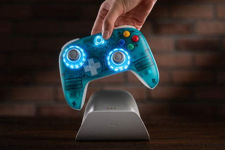 8BitDo Ultimate 2 Wireless 2.4G – Controller – Clear Blue – controller sættes i ladestation