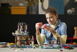 LEGO NINJAGO 71799 – NINJAGO Citys markeder – bygger samler en lille sektion med løse klodser