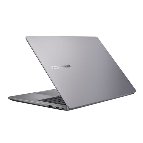 ASUS ExpertBook P3 PM3406CKA-LY0095X Copilot+ PC – set bagfra (vinkel 2); tastaturlayout illustrativt