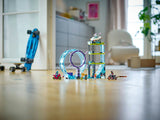 LEGO City Stuntz 60361 – Ultimativ stuntudfordring – stuntbanen udstillet på et gulv