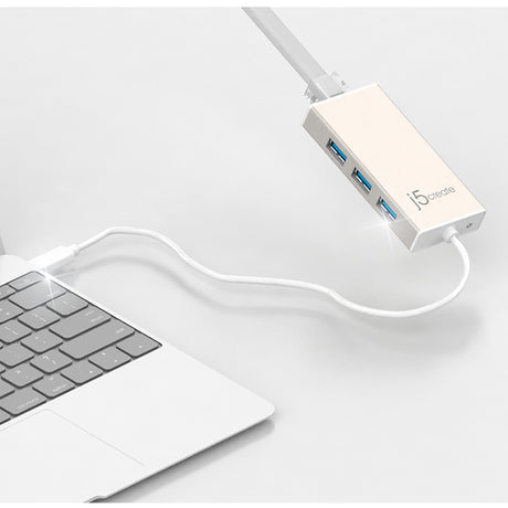 j5create JCH471 – USB-C-hub med Gigabit Ethernet – Hub ved laptop som eksempel