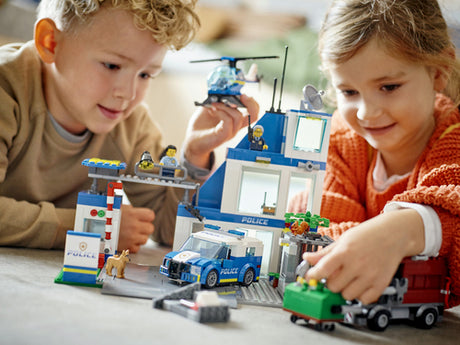 LEGO City 60316 – Politistation – Børn leger med politistationen