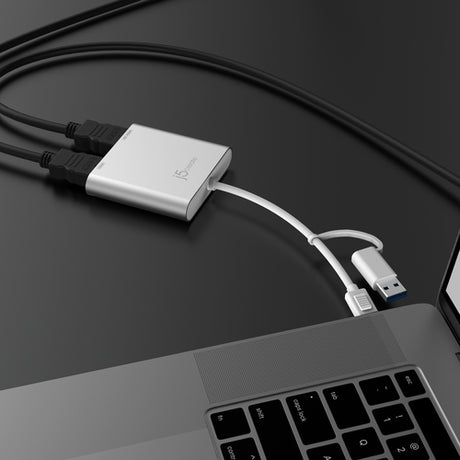 j5create JCA365 – USB-C til 2×HDMI-skærmadapter – adapter tilsluttet bærbar PC; producentillustration
