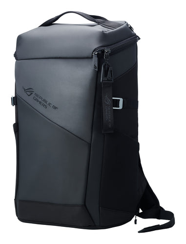 ASUS ROG Ranger BP2701 sort rygsæk skråt forfra med bærehåndtag og nøglering