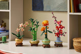 LEGO Botanicals 10368 – Krysantemum – krysantemum sammen med tre andre LEGO-plantesæt, som ikke medfølger