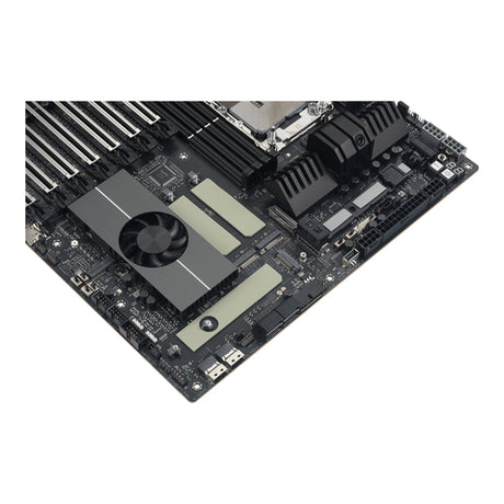 ASUS Pro WS W890E-SAGE SE – nærbillede af udvidelsespladser og køleplader