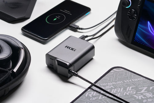 ASUS ROG 140W USB-C GaN – illustreret i brug (vinkel 2)