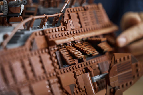 LEGO Star Wars 75397 – Jabbas sejlpram – nærbillede af prammens dæk og brune sider