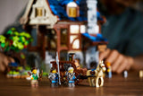 LEGO Ideas 21325 – Middelaldersmedje – sættets minifigurer foran smedjen