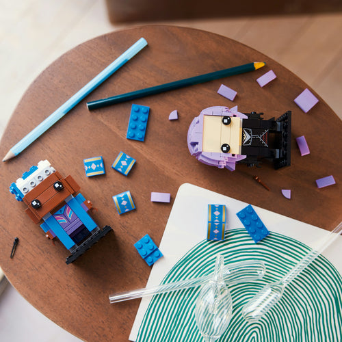 LEGO BrickHeadz 40618 – Kingsley Shacklebolt og Nymphadora Tonks – de to figurer bygges med løse klodser på et bord