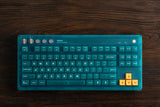 8BitDo Retro 87 Mechanical Keyboard Clear Blue – Tastatur set ovenfra på bord