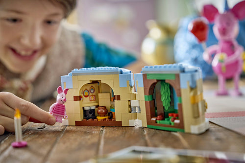 LEGO Disney 43305 – Grislingens fødselsdagssjov – barn leger med kagens åbne rum