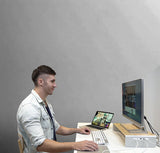 j5create JCT425-N – skærmstativ i træ med USB-C-dock – Stativ på arbejdsbord som eksempel