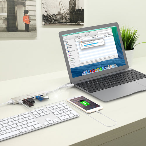 j5create JCH377 – USB-C-hub med 7 USB-A-porte – EU/UK – Arbejdsplads som eksempel