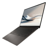 ASUS Zenbook S14 UX5406SA-PV530W – set skråt forfra (vinkel 2); tastaturlayout illustrativt