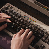 8BitDo Retro 87 Mechanical Keyboard C64 Edition ISO UK – C64-tastatur på bord