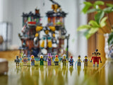 LEGO NINJAGO 71837 – NINJAGO Citys værksteder – minifigurer opstillet foran bymodellen