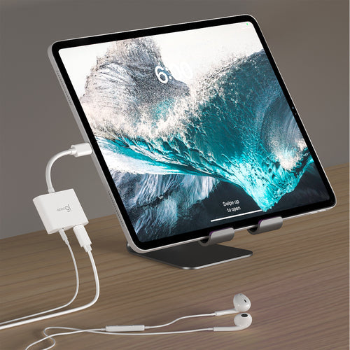 j5create JCA122-N – USB-C til 3,5 mm lyd med PD – Tablet med høretelefoner som eksempel