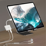 j5create JCA122-N – USB-C til 3,5 mm lyd med PD – Tablet med høretelefoner som eksempel