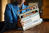 LEGO Icons Retro-radio 10334 – den færdige radio holdes i hænderne