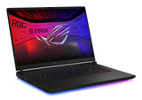 ASUS ROG Strix SCAR 18 G835LXG-TQ378W – set skråt forfra; tastaturlayout illustrativt