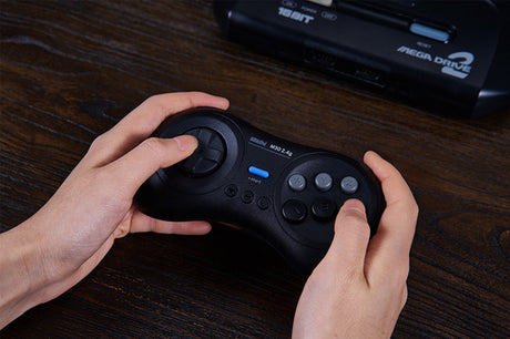 8BitDo M30 2.4G Controller til Mega Drive Sort – M30 i hænderne
