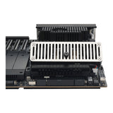 ASUS Pro WS W890E-SAGE SE – nærbillede af køleplader og bundkortkant