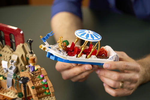 LEGO Ideas 21360 – Willy Wonka og chokoladefabrikken – båden Wonkatania holdes i hånden