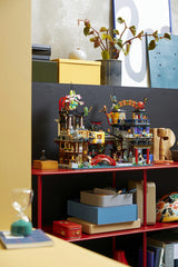 LEGO NINJAGO 71799 – NINJAGO Citys markeder – markedsmodellen udstillet på en reol