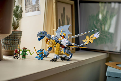 LEGO NINJAGO 71855 – Ninjadragen Riyus kamp – drage og minifigurer udstillet på et bord