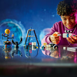 LEGO Creator 31378 – barn bygger med klodserne ved et bord