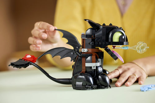 LEGO Icons 10375 – Sådan træner du din drage: Tandløs – Tandløs set fra siden under byggeri