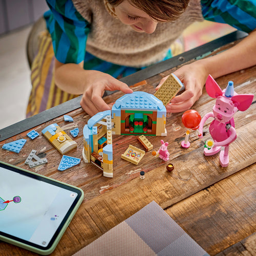 LEGO Disney 43305 – Grislingens fødselsdagssjov – barn bygger kagens rum med LEGO Builder på en tablet