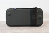 Turtle Beach PlayTrek Slim – Switch 2-etui – Charcoal Black – etui på bord