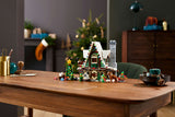 LEGO Icons 10275 – Nisse-klubhus – klubhuset udstillet med juletræ og gaver