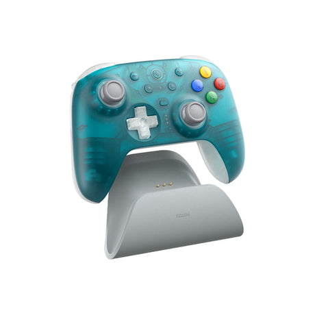 8BitDo Ultimate 2 Wireless 2.4G – Controller – Clear Blue – controller på ladestation