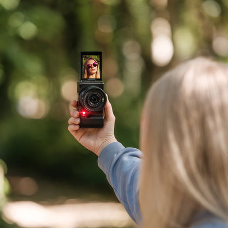 Rollei Compactline 10x Flip Screen – Drejelig skærm – Eksempel på brug med skærmen drejet til selfie
