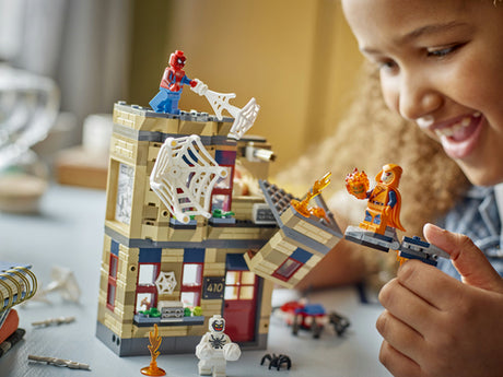 LEGO Marvel Spider-Man 76317 – Peter Parkers lejlighed – minifigurer og spind på bygningen