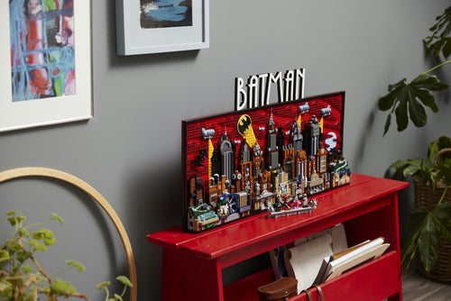 LEGO Batman 76271 – Gotham City fra The Animated Series – Gotham City udstillet på en kommode