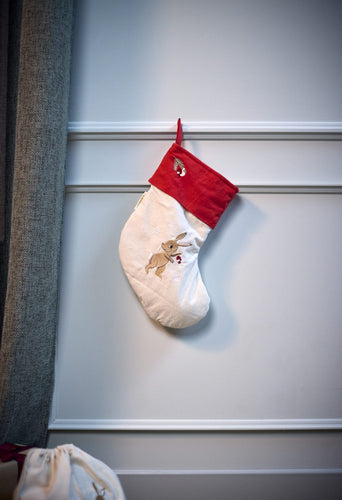 Filibabba Wonderful Winter julestrømpe – Broderede vintermotiver – strømpen vist i brug; øvrige rekvisitter medfølger ikke