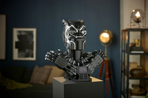 LEGO Marvel 76215 – Black Panther – modellen med krydsede hænder udstillet